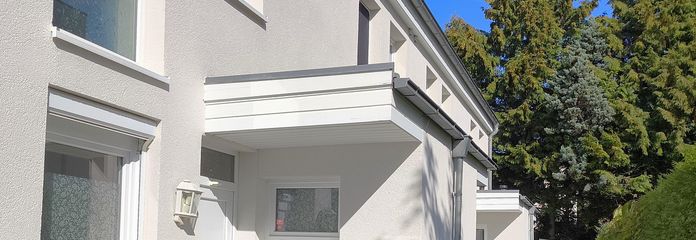 Zentrales und energieeffizientes Townhouse mit Tiefgarage und Keller – Hauseingang mit Sonne