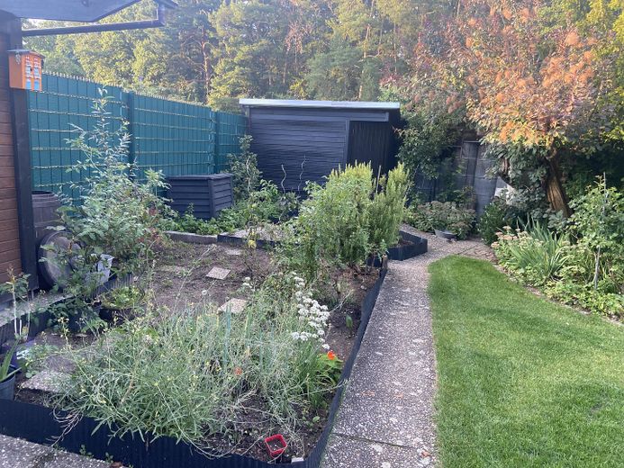 Traumhaftes Zweifamilienhaus mit Garten, Waldblick, Pool, Sauna & Mieteinnahmen – Gemüsebeet
