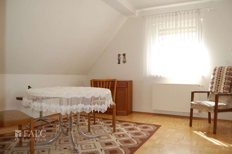 +++Großes Einfamilienhaus mit einem großzügigem Grundstück und 2 Garagen+++ – Kinderzimmer_DG