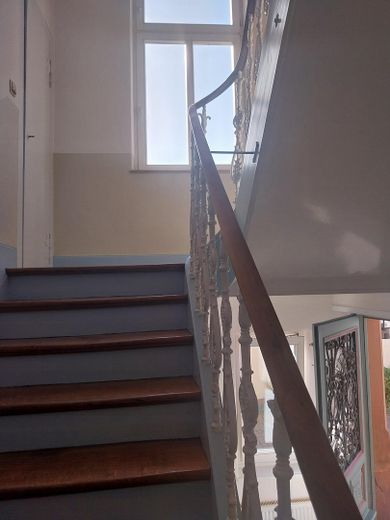 Helle 3,5-Zimmer-Wohnung (96 qm) mit Südbalkon, Garage, saniertem Bad – Treppenhaus