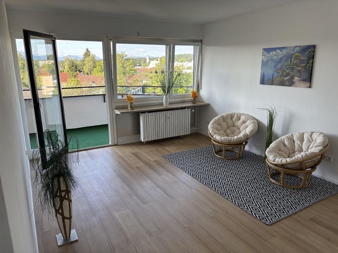 Newly renovated condominium in Geretsried > NO COMMISSION < – Wohnzimmer