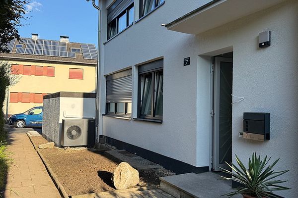Atractiva casa adosada de esquina, clase energética A, vivienda multigeneracional con gran jardín y 2 garajes