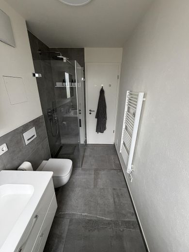 Appartement lumineux de 3 pièces avec balcon dans le quartier Steingau – Kirchheim unter Teck – Bad 2