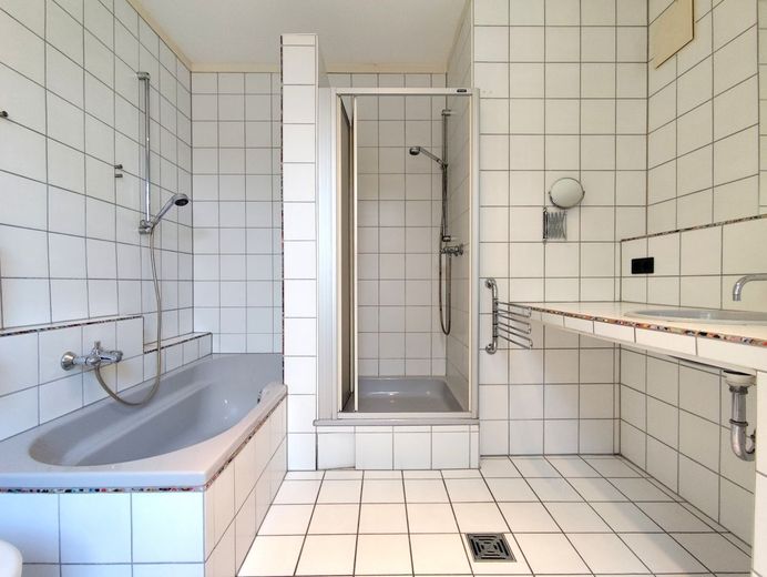 Einzigartiges Architektenhaus mit Aufzug, Panoramaterrasse und exklusivem Komfort in 95326 Kulmbach! – OG Badezimmer Ansicht 3