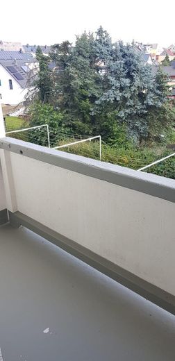 Elterlein: Sonnige 3-Zimmer-Wohnung mit großem Balkon und Einbauküche in ruhiger Neubauanlage – Referenzfoto Balkon