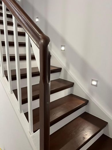 Traumhafte Doppelhaushälfte | Garten | Wallbox | klimatisiertes Dachstudio | 133 m2 | Köhlerberg – Treppe in den OG