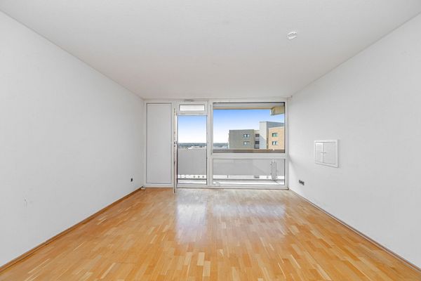 Bezugsfreie 3-Zimmer-Wohnung im 13. Obergeschoss mit zwei Balkonen und Alpenblick