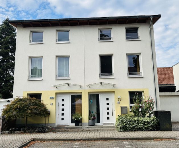 Doppelhaushälfte mit Dachterrasse, Keller, Sauna und Whirlpool, EBK, Photovoltaik, grüner Garten – Frontalansicht
