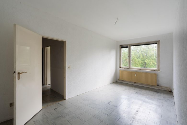 Yaklaşık 77,90 m² büyüklüğünde, hemen taşınılabilir 2,5 odalı daire; doğrudan sahibinden ve komisyonsuz – Schlafzimmer 1 