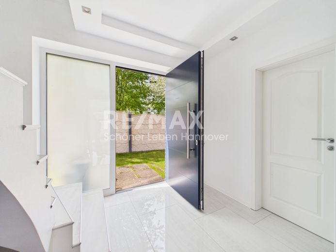 Modernes Einfamilienhaus in Barsinghausen – Eingangsbereich