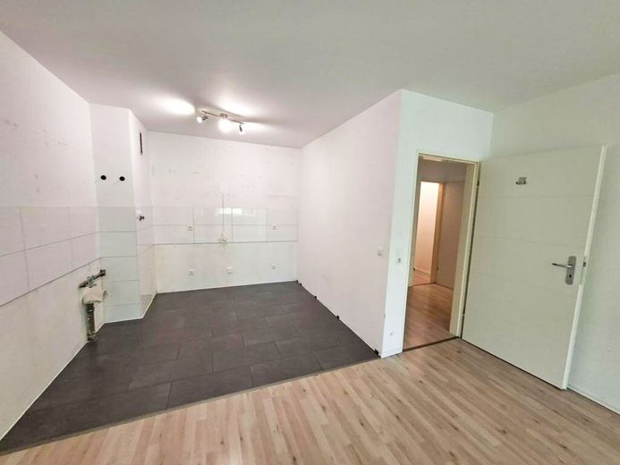 CITYHOUSE: Gepflegte 2 Zimmer Wohnung mit großem Balkon, Keller und TG Stellplatz in zentraler Lage – Moderne offene Küche