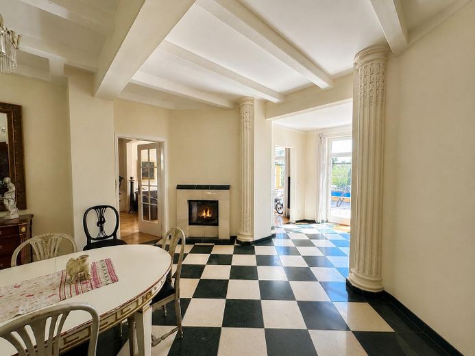 Villa mit Gutshauscharakter auf 3500m²-unverbaubarer Seeblick in Kieler Stadtrandlage – Repräsentative Wohnhalle