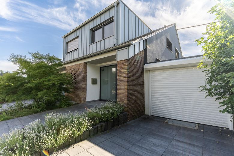 Exklusive Maisonettewohnung mit Haus-im-Haus-Charakter, Garten, Dachloggia, Garage in Pfaffendorf – Außenansicht