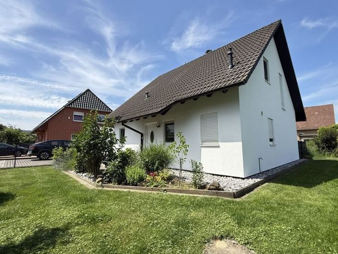 Barsinghausen-Nordstadt: Familienfreundliches Einfamilienhaus - Energieeffizienzklasse B – Foto 1