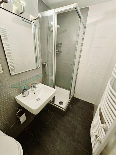 Geschmackvolle 4-Raum-Maisonette-Wohnung mit gehobener Innenausstattung, EBK und großem Balkon – Bad 2. Etage