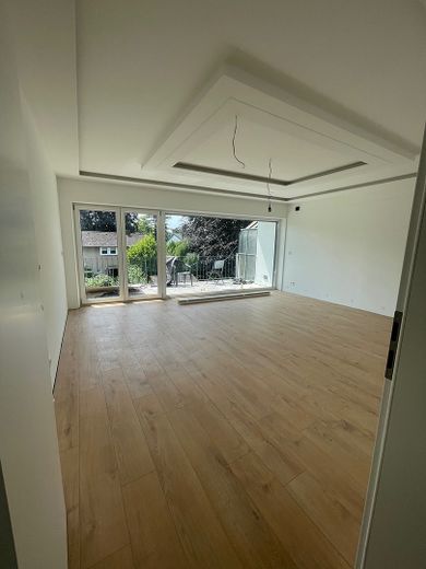 Atractiva casa adosada de esquina, clase energética A, vivienda multigeneracional con gran jardín y 2 garajes – Foto 8