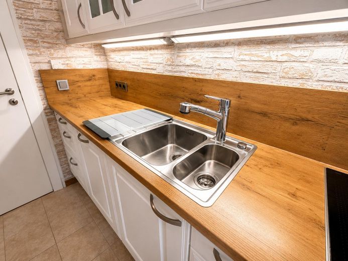 Herrschaftliche Hochparterrewohnung mit Terrasse, Kamin, Carport, in ruhiger Lage – Franke Doppelspüle