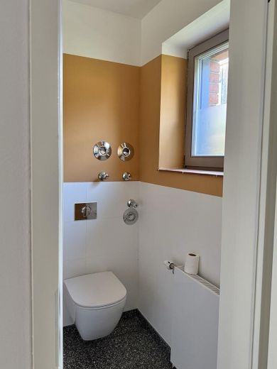 Zmodernizowany dom bliźniaczy przy obszarze chronionego krajobrazu / bez prowizji – EG Gästetoilette