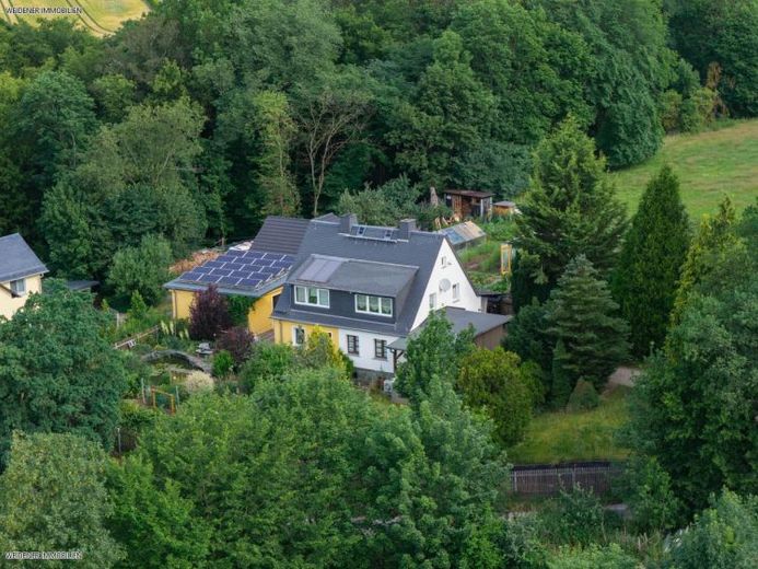 Charmante Doppelhaushälfte mit moderner Wärmepumpe, Wintergarten & gepflegtem Grundstück in Berga/Elster – Foto 1