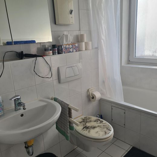 ETW mit 2 Balkonen, Aufzug ganz oben in Köln Weidenpesch zu verkaufen – Fensterbad