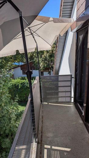 Ruhig & bahnhofsnah: Vermietete 3 ZW mit Garage & Ost-Balkon in Norsingen – Balkon
