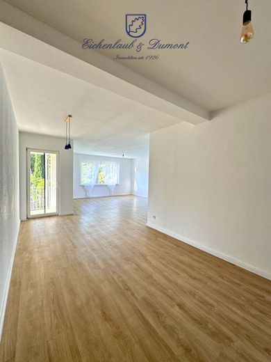 Gepflegtes 2-3 Familienhaus mit Garten + Garage, sofort verfügbar – Essbereich EG