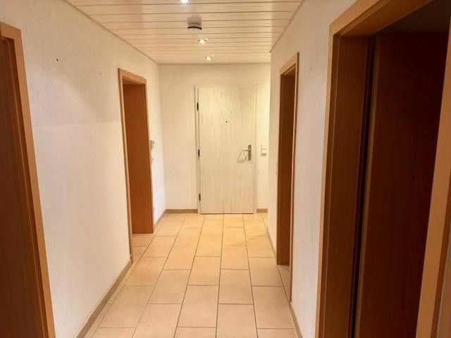 Verzorgd 4-kamer appartement met balkon en twee parkeerplaatsen – Fluhr