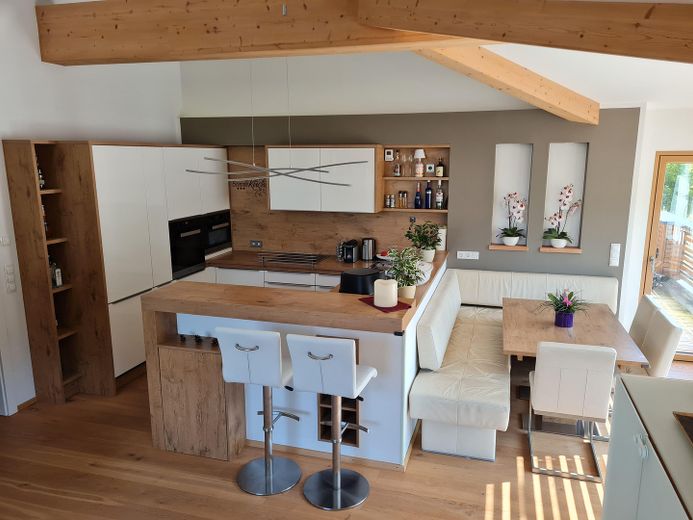 Detached house designed for two generations with mountain views in a sunny location – PRIVATE SALE – Koch- und Essbereich OG
