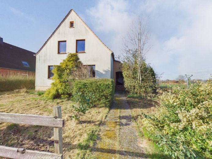 Sanierung gestartet! Haus mit Fahrplan &amp; 
1.603 m² Grundstück an der Nordsee – Straßenansicht
