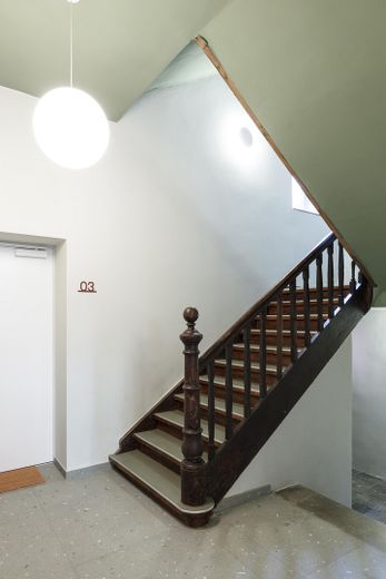 Das MENDEL_3-Zi-Whg UND genehmigtes Dachgeschoss zum Ausbau (bis 114 m²) – MENDEL_Treppenhaus