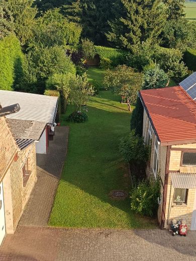 Viel Platz in Güstrow 190 m², großes Grundstück, Pool & Werkstatt – Ausblick aus dem Bad im OG