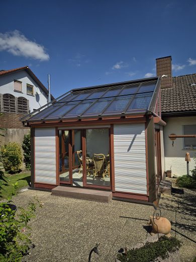 Einfamilienhaus mit Einliegerwohnung, Wintergarten, Garage und Gartenparadies auf 708 m2 – Außenansicht 4