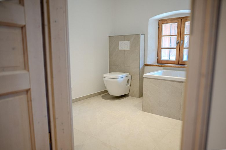 Einzigartiges Bauernhaus 1482 – Luxus-Sanierung & Erstbezug – Bad OG II