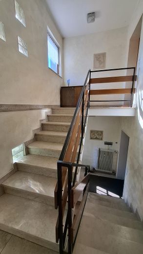 Maison bifamiliale avec jardin mature + 2 garages dans un bon emplacement, sans commission pour l’acheteur – Treppenhaus