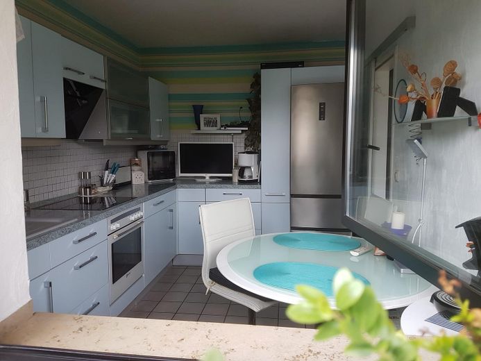 Helle 3 Zimmer-Wohnung in Eicken – Küche, Blick rein vom Balkon