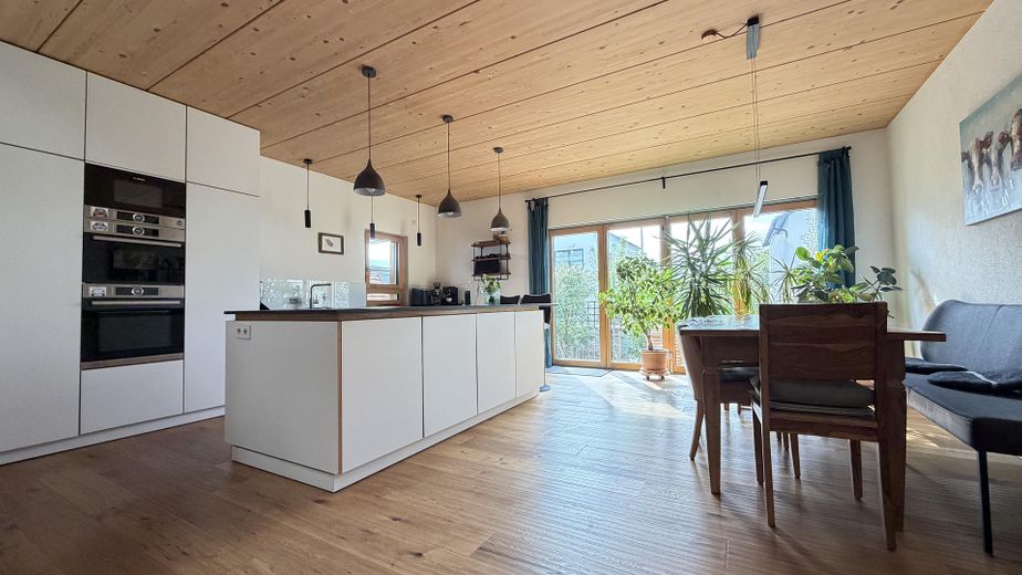 Maison de caractère personnalisée : maison jumelée claire et haut de gamme à Bittenfeld, KfW 55 – Küche und Essen