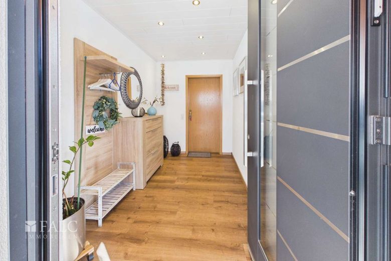 Umfassend modernisiertes und in weiten Teilen saniertes und zentrales Wohnhaus mit Einliegerwohnung – Wohung-EG