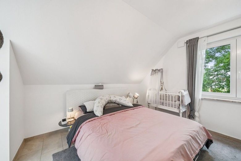Energieeffizientes Familienhaus in Langenpreising mit großem Grundstück, Doppelgarage und PV-Anlage – Elternschlafzimmer