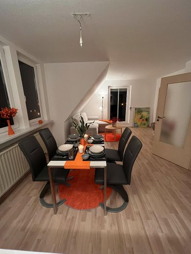 Grünhain'de satılık geniş, tam mobilyalı 2,5 odalı daire – Wohnbereich