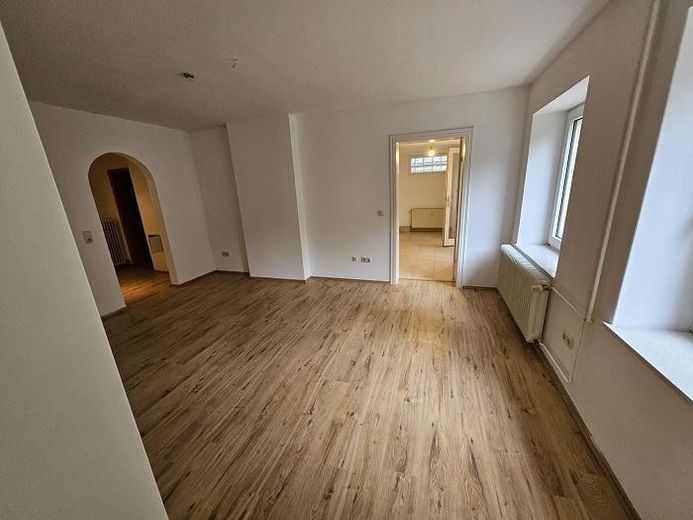 Investment property: Listed apartment building with potential – Wohnzimmer Souterrainwohnung