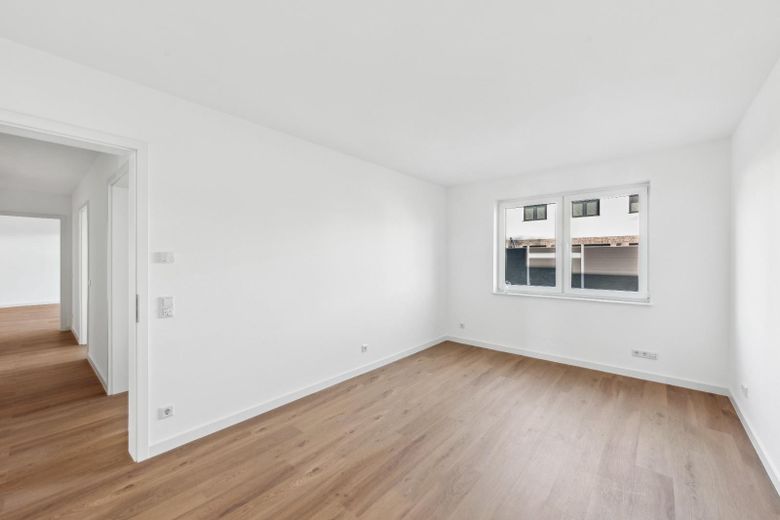 Stillvolle 4-Zimmer EG Neubauwohnung KFW 40 (Wärmep.+PV) mit Terrasse, Garten, Parkplatz – Elternschlafzimmer
