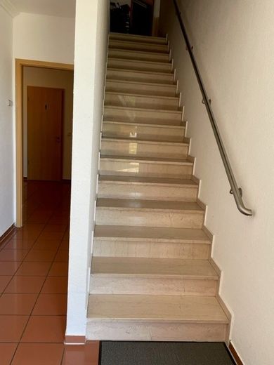 Autarke Business-Residenz NRW in Autobahnnähe: Wo Innovation auf Expansion trifft (PROVISIONSFREI) – Flug EG mit Treppe zum OG