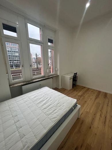 Pokój w mieszkaniu współdzielonym z dobrą infrastrukturą / Emserstraße 40, Frankfurt / WE6 / 2.OG po lewej / pok.1 – Schlafzimmer