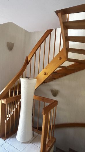 Casa con molta luce, spazio e vista. Adatta anche come casa intergenerazionale o con studio professionale. – Treppenhaus