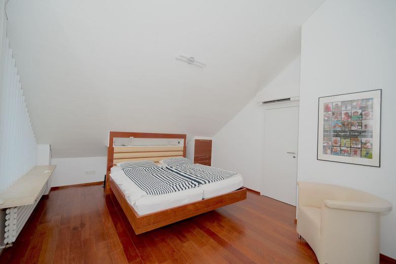 Aussicht, Natur und Design: exquisite 3-Zimmer Dachgeschosswohnung in Freiburg St. Georgen – Schlafzimmer