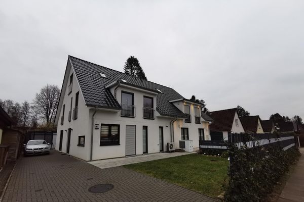 Geräumige, möblierte Doppelhaushälfte mit Garten, Pool und Kamin in ruhiger Lage - HH-Eidelstedt