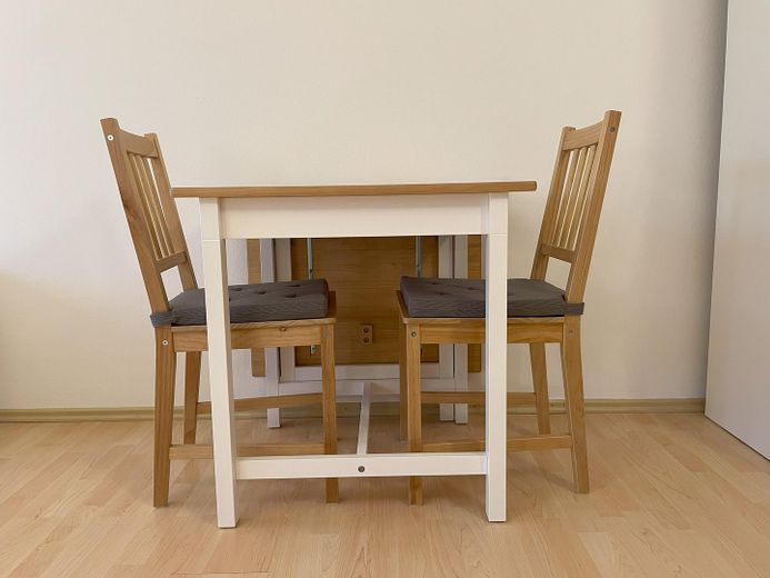 Essbereich-eingeklappter Tisch