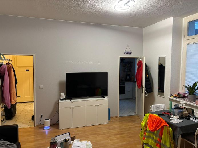 ruhige große 1 Zimmer Wohnung im Innenhof – Wohnzimmer