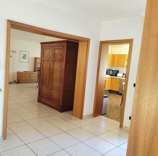 Großzügiges Reihenmittelhaus mit 222m² in Muffendorf, Einliegerwohnung und sonnigem Atriumgarten – Flur OG mit Blick in Küche/WZ