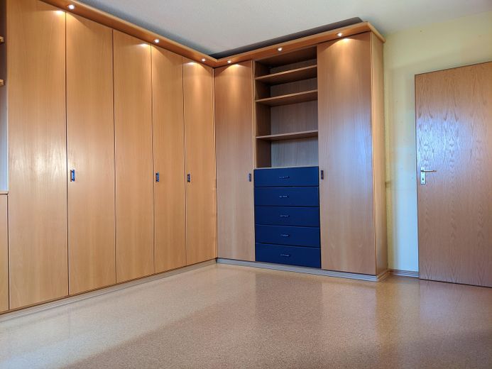 هادئ ومركزي في ديبولتس – شقة مُعتنى بها من 3 غرف مع شرفة وموقف سيارات | بدون عمولة – Schlafzimmer